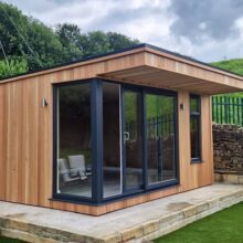 Closing the week with a contemporary, corner glaze from our Canopy range 🤩 

The floor to ceiling wrap around glazing allows more natural light to shine through giving this garden room a bright and spacious feel. Opening up views of the garden and bringing the outside in (minus any of that rain!)💧☺️🪴 🪷🌼🌳
#gardenroom #gardendesigns #officedesign #gardenspaces #outsidein #naturallight #gardenroomsuk