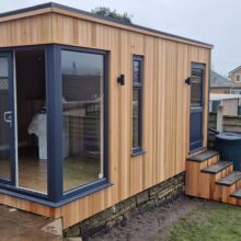 CUBE corner glaze with steps leading to storage! 🪜

More and more of our customers are opting for their garden rooms to include a secret storage area… #tidyhousetidymind 🧘‍♀️

For extra security our doors come with anti-snap, drill and bump standard barrel locks, all with toughened glass and a 10 year guarantee! 🚪 🔐🔟

Get in touch for further info: 
Info@contemporarygardenrooms.uk

#gardenroom #cornerglazedwindow #gardeninspo 
#gardenbar #storage #storagesolutions #tidyhousetidymindandallthat #cedarcladding